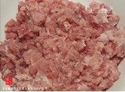 莲藕猪肉包,将花椒水加入猪肉糜中，沿顺时针搅打至肉馅发白膨胀并上劲