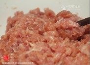 莲藕猪肉包,肉馅中加入盐、生抽，继续沿顺时针方向搅打