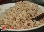 莲藕猪肉包,加入莲藕碎，沿顺时针方向搅打成包子馅，做好的包子馅放入冰箱冷藏保存