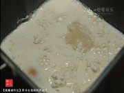 莲藕猪肉包,将除黄油外的面团食材丢进面包机的面包桶，选“和面”（15分钟）