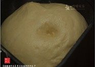 莲藕猪肉包,加入黄油，选“和面”功能，将其揉成面团并静置发酵发酵（约2个小时）