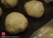 莲藕猪肉包,发酵好后分割成40g左右的面团，滚圆松弛