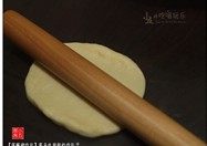 莲藕猪肉包,取一面团，擀成成中间厚四周薄的圆形面皮