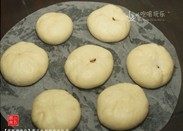 莲藕猪肉包,将做好的包子放在铺好蒸笼纸的蒸锅中，醒发20分-30分钟左右