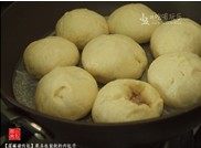 莲藕猪肉包,冷水下锅，大火煮开，转中小火蒸12分钟左右熄火，焖2-3分钟后，将盖子打开