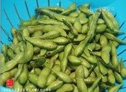 茶香毛豆,用手抓匀,用清水彻底清洗干净,待用