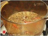 茶香毛豆,将花椒、八角、香叶、辣椒、生姜与龙井茶放入锅里,加入能淹没毛豆的清水