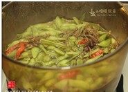茶香毛豆,大火煮开,下毛豆,加入1汤匙盐,大火煮开后,转中火再煮5分钟