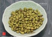 茶香毛豆,取出毛豆,沥干水分,食用时,剥开豆荚