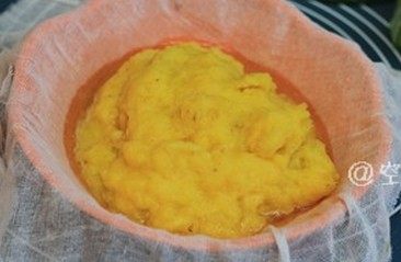 自制凤梨酱,菠萝去皮去钉眼洗净后切开, 果肉用各种方法磨成细蓉