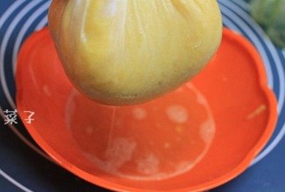 自制凤梨酱,將菠萝细蓉装入纱袋中, 用力拧出汁水, 越干越好