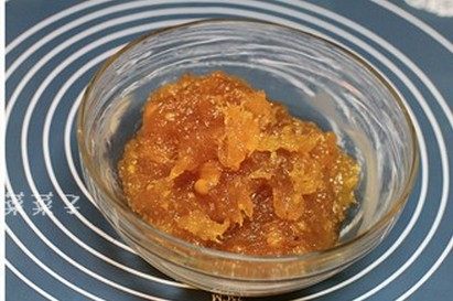 自制凤梨酱,加入麦芽糖继续翻炒, 炒至顏色变深且呈粘稠 状即可关火, 盛出放涼备用