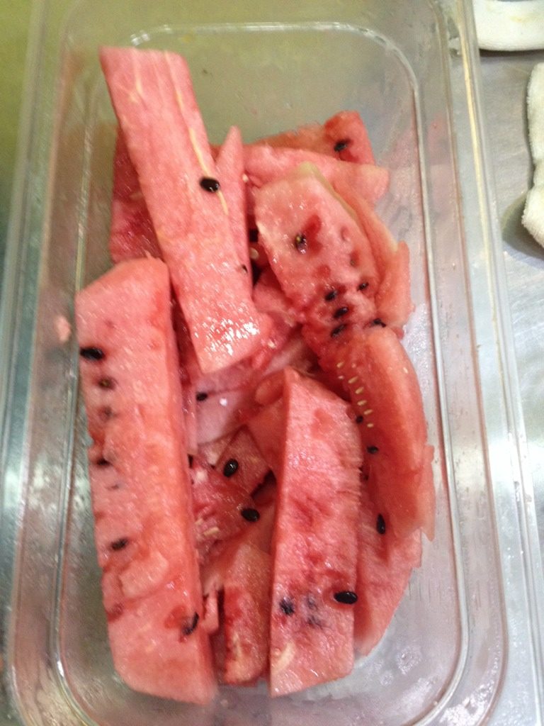 西瓜菠萝二重奏,<a style='color:red;display:inline-block;' href='/shicai/ 605'>西瓜</a>切块