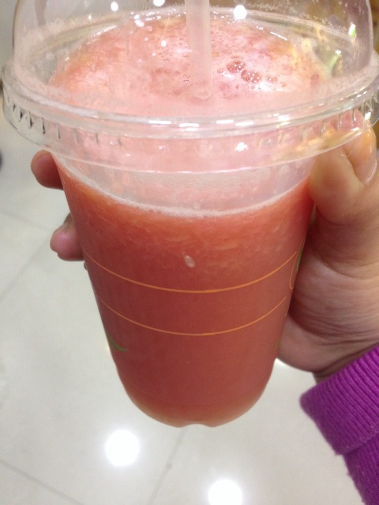 西瓜菠萝二重奏,完工之后倒入杯中饮用就好了