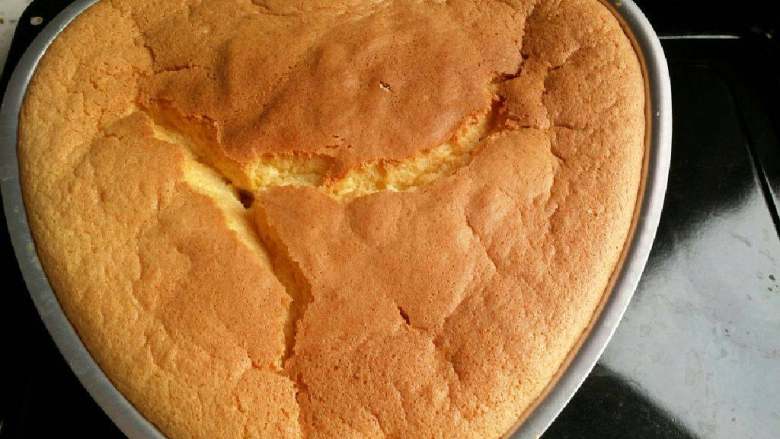 牛奶蛋糕,先把烤箱175度预热5分钟。然后放入蛋糊烤45-50分钟即可。