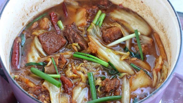 红焖牛肉煲,待牛肉炖至酥烂、汤汁浓郁后,根据个人口味酌情加盐,撒适量小葱段即可。