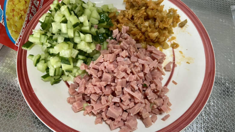 海苔拌饭,黄瓜切碎,火腿肠切碎,尽量切小点