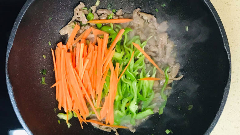 千张肉丝,翻炒至猪肉变色后,加入蔬菜