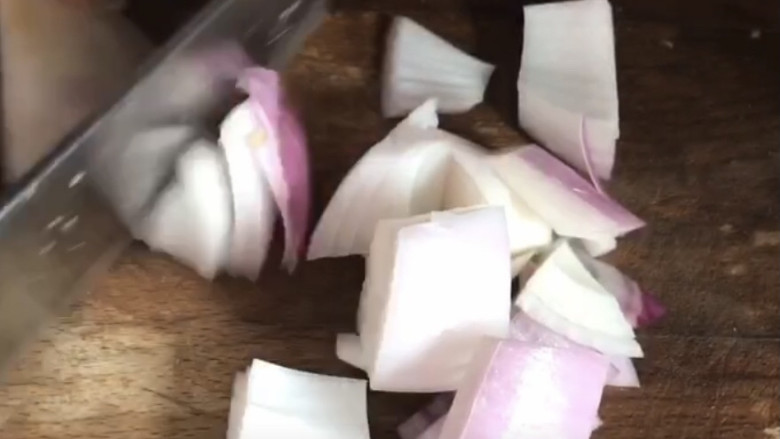 杂炒蔬菜,洋葱去皮后洗净,切成小丁备用