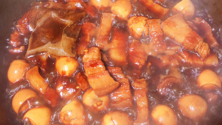 鹌鹑蛋红烧肉,满屋飘香,可以出锅了!