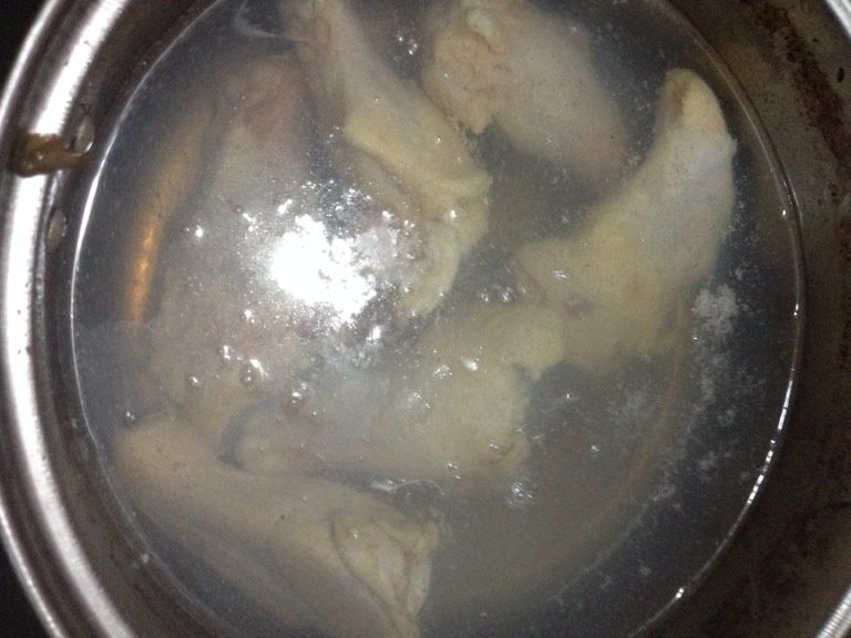 小鸡炖蘑菇东北版,鸡腿用水料一下,去除血水