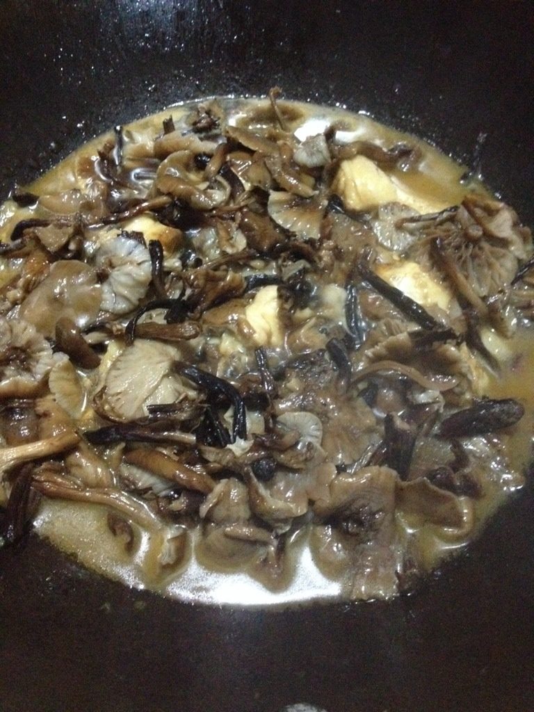 小鸡炖蘑菇东北版,在鸡腿七成熟的时候,放入泡好的榛蘑,加盐,盖盖收汤!