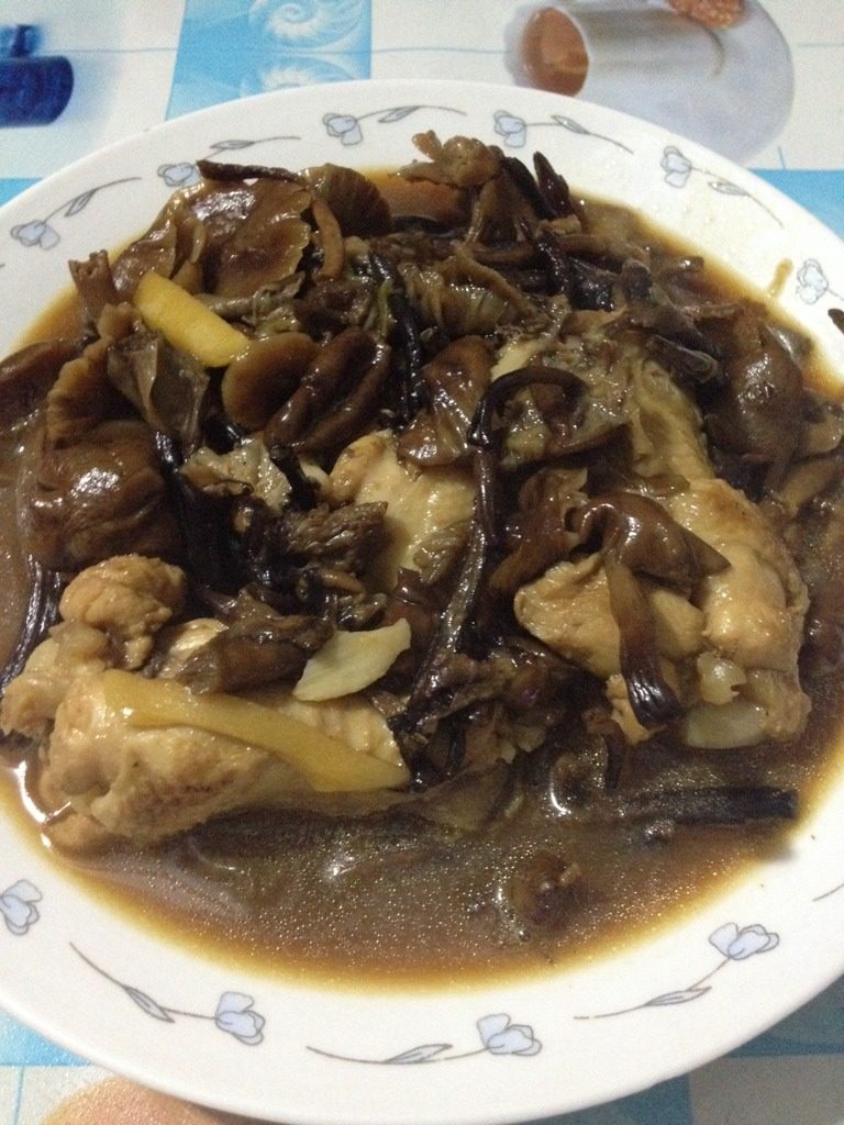 小鸡炖蘑菇东北版,五分钟出锅!浓浓的汤汁浸在蘑菇里,真香!想家流泪中!