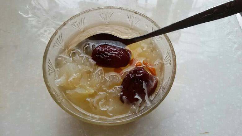 冰糖银耳雪梨,关火，乘碗，入口清甜。