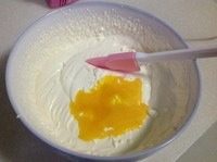 自制哈根达斯风味的冰淇淋,
将蛋黄液分次加入到打发的淡奶油中,加一次,用刮刀拌匀一次,直到全部混合均匀。