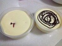 自制哈根达斯风味的冰淇淋,将搅拌好的冰淇淋液倒入密封盒中,加果酱或坚果的就可以加了,自己觉得如果加坚果的话最好冻个一个半小时再加入拌匀。我加了自制的草莓酱和融化的巧克力。