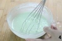 榴莲班戟
,用手动打蛋器慢慢的搅拌均匀,成为稀面糊