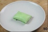 榴莲班戟
,翻过来,榴莲班戟就做好了。做好后的班戟需放在冰箱冷藏保存,最好一天之内食用完毕