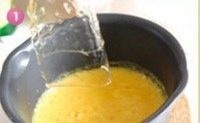 芒果布丁
,煮好的芒果糊中,加入冷水泡软的吉利丁,搅拌溶化冷却