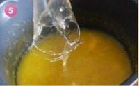 芒果布丁
,余下的另外50克芒果泥+水+糖小火煮开后关火,加入冷水泡软的吉利丁片,拌匀