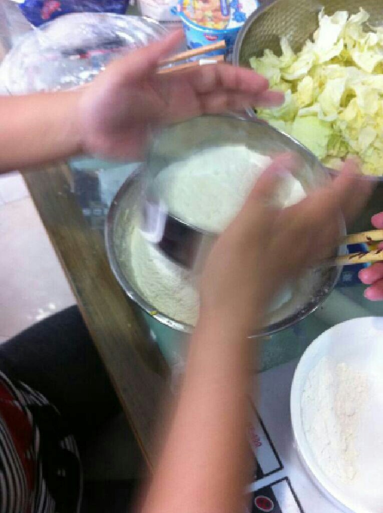 香蕉软饼干,6.面粉与小苏打混合均匀筛入黄油糊中