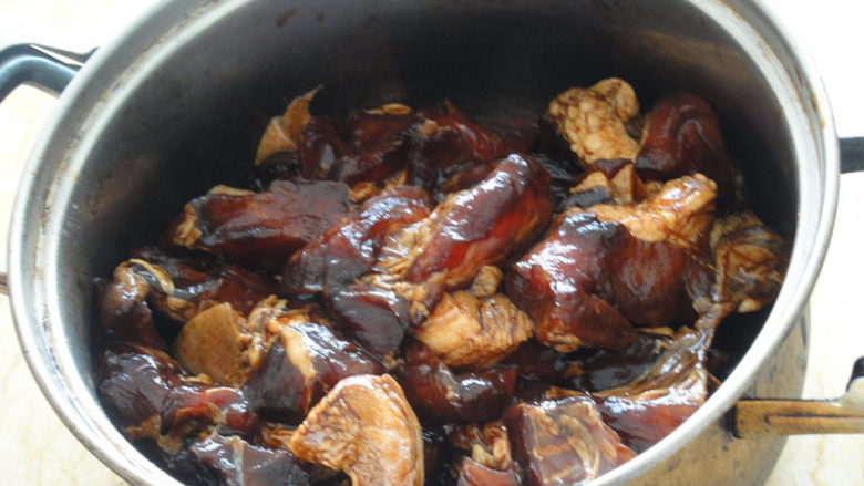 大肉粽,<a style='color:red;display:inline-block;' href='/shicai/ 11615'>猪腿肉</a>洗净后切块，加入<a style='color:red;display:inline-block;' href='/shicai/ 718'>料酒</a>，盐，<a style='color:red;display:inline-block;' href='/shicai/ 788'>生抽</a>和<a style='color:red;display:inline-block;' href='/shicai/ 762'>老抽</a>拌匀腌制过夜（进冰箱冷藏）