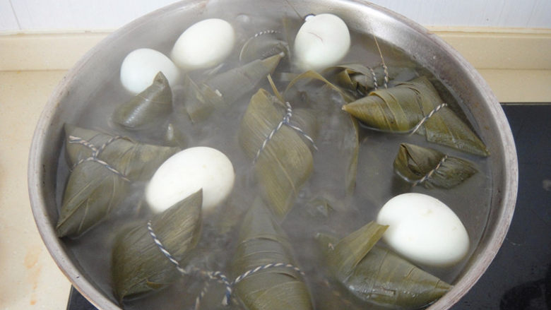 大肉粽,放入锅中,加入清水大火煮一直煮到水下去一半的时候再把水加满转中小火焖煮,我倒最后加入了鸭蛋一起煮熟的。