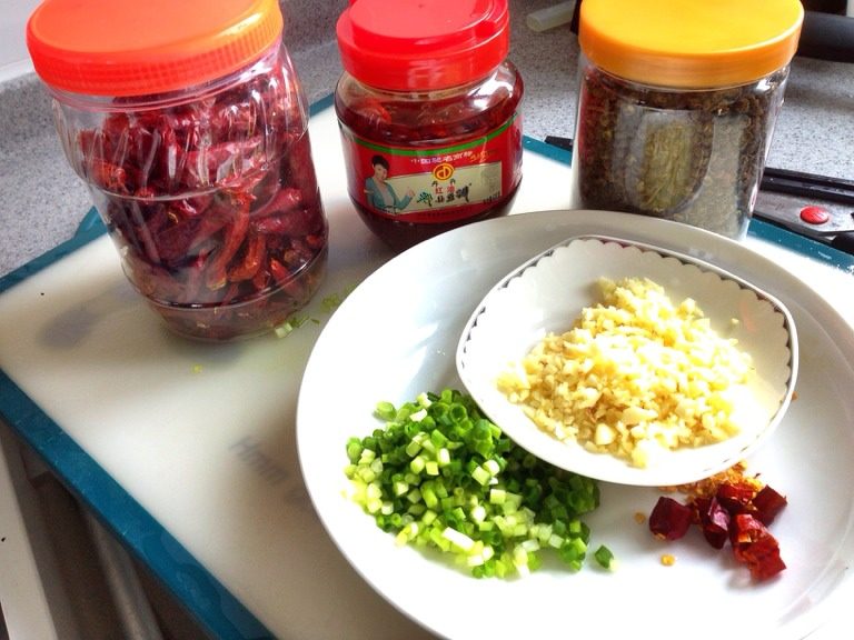 水煮牛肉,准备好配菜