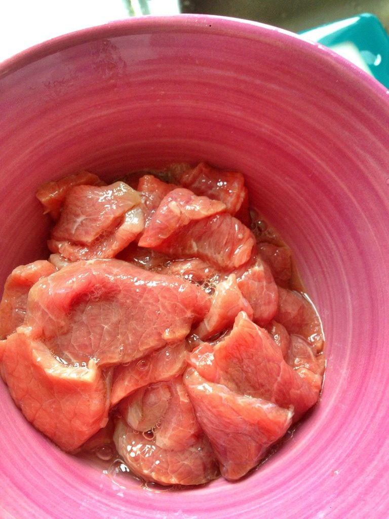 水煮牛肉,<a style='color:red;display:inline-block;' href='/shicai/ 216'>牛肉</a>切片 蛋清 淀粉酱油 蚝油拌匀