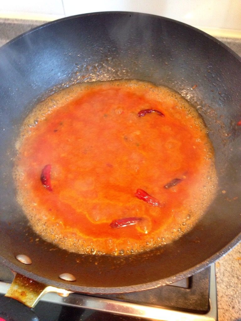 水煮牛肉,蒜末 葱末 辣椒下锅翻炒 加<a style='color:red;display:inline-block;' href='/shicai/ 11801'>郫县豆瓣</a>炒出香味后加水煮开 酱肉片一片一片放入锅中煮熟捞出