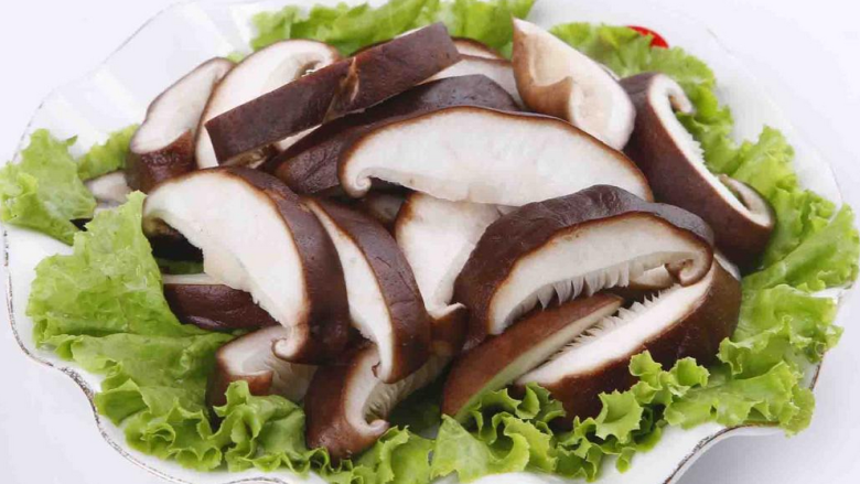 碧玉荟萃,2.<a style='color:red;display:inline-block;' href='/shicai/ 6728'>鲜香菇</a>洗净，去蒂，切薄片；<a style='color:red;display:inline-block;' href='/shicai/ 37'>姜</a>洗净，切丝备用；<a style='color:red;display:inline-block;' href='/shicai/ 234'>金针菇</a>切去尾端后洗净，将连在一起的菇略微拆开。