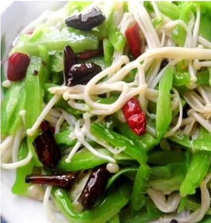 碧玉荟萃,3.锅中放适量油，烧至五成热，爆香姜丝后，放入苦瓜片和香菇片，翻炒至苦瓜片变软，再放入金针菇同炒，最后加盐、少许<a style='color:red;display:inline-block;' href='/shicai/ 692'>酱油</a>、<a style='color:red;display:inline-block;' href='/shicai/ 10588'>糖</a>炒匀，盛出后淋上<a style='color:red;display:inline-block;' href='/shicai/ 847'>香油</a>即可。