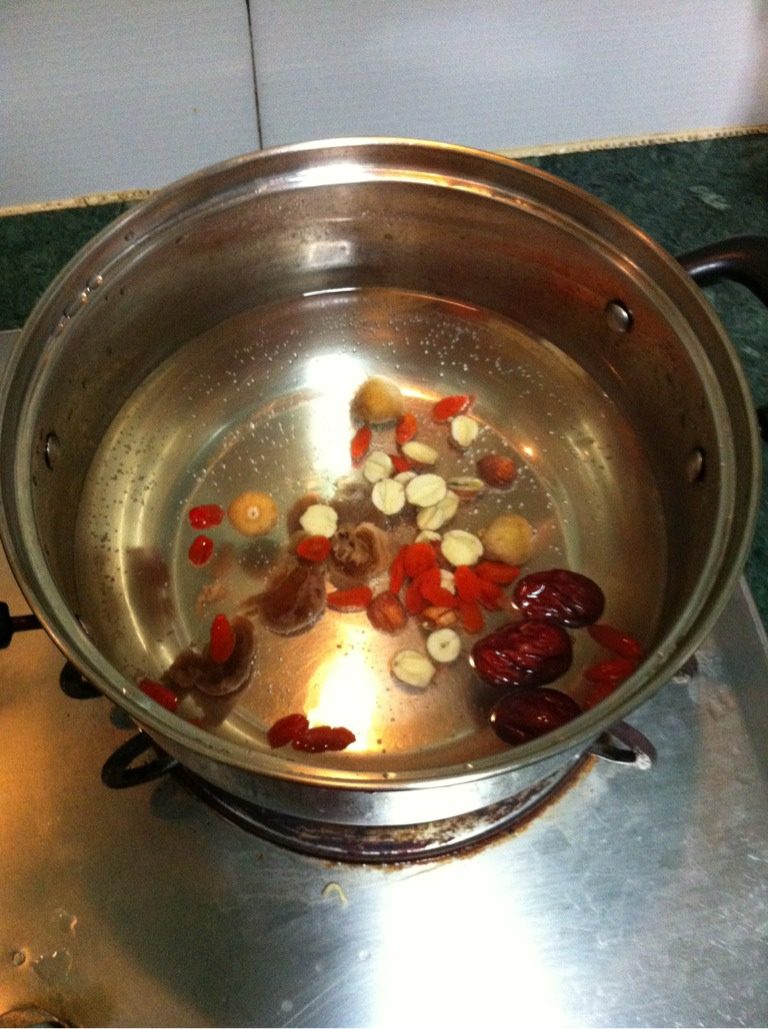 一鸡=一菜、一汤,<a style='color:red;display:inline-block;' href='/shicai/ 2470'>红枣</a>、<a style='color:red;display:inline-block;' href='/shicai/ 673'>枸杞</a>、<a style='color:red;display:inline-block;' href='/shicai/ 106351'>龙眼干</a>、<a style='color:red;display:inline-block;' href='/shicai/ 601'>无花果</a>、红莲子洗干净下汤锅大火烧开
