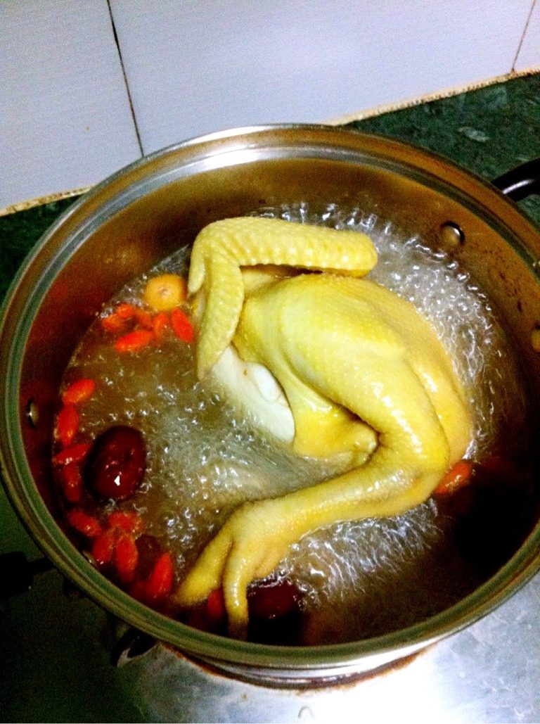 一鸡=一菜、一汤,水滚后下洗干净的<a style='color:red;display:inline-block;' href='/shicai/ 107'>鸡</a>