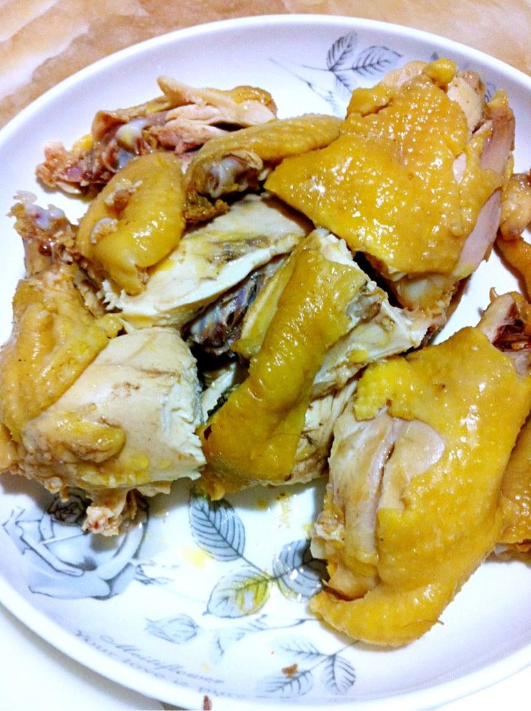 一鸡=一菜、一汤,二十分钟后把鸡从汤锅里捞起，切块即可食用