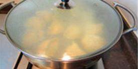 韭菜切肉水煎包,盖上锅盖,保持中小火焖蒸,至水分靠干