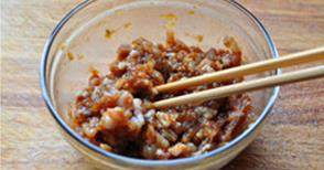 乌鸡大馄饨,混合鸡胸肉和五花肉，加入1大勺香油和酱油，顺同一方向搅拌均匀，静置1小时以上