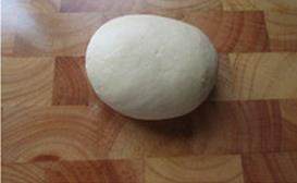 乌鸡大馄饨,鸡蛋和面粉加少许盐，和成面团，盖上湿布饧30分钟以上