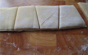 乌鸡大馄饨,用擀面杖擀成极薄的面皮，将面皮切成长条再重叠起来，切成类似梯形的馄炖皮