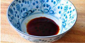 乌鸡大馄饨,大碗底部加入适量鲜味酱油和醋，视口味还可以加点儿盐